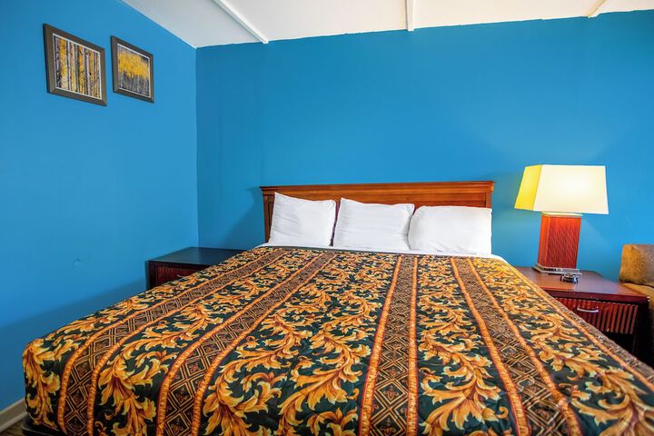 1 King Bed (4 of 12)