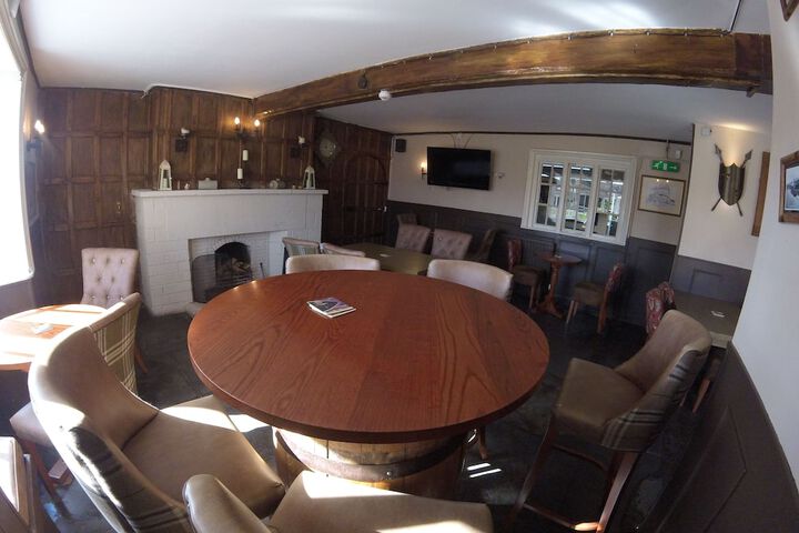 Lounge 22 of 29