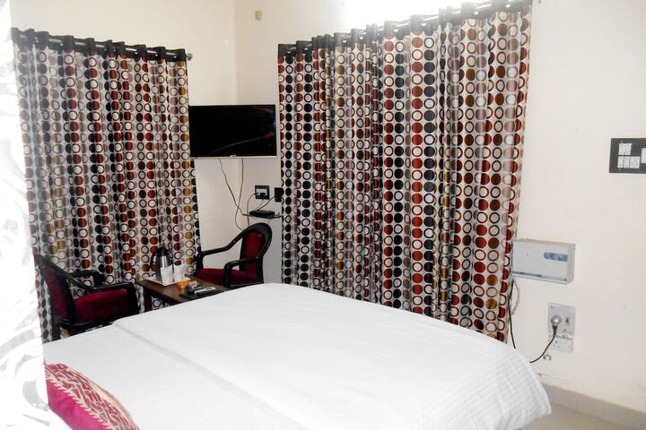 Room 6 of 12