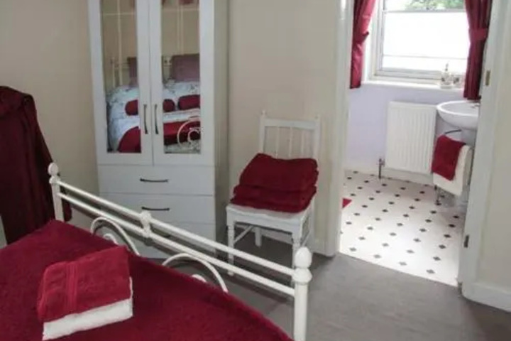 Room 4 of 9