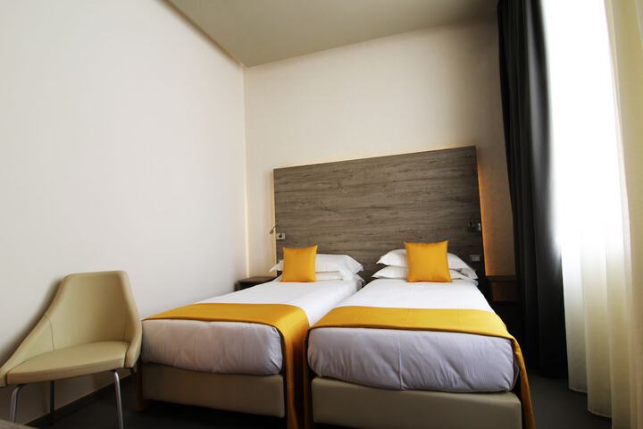 Room 10 of 34