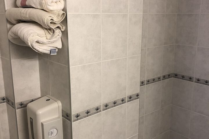 Room 17 of 28