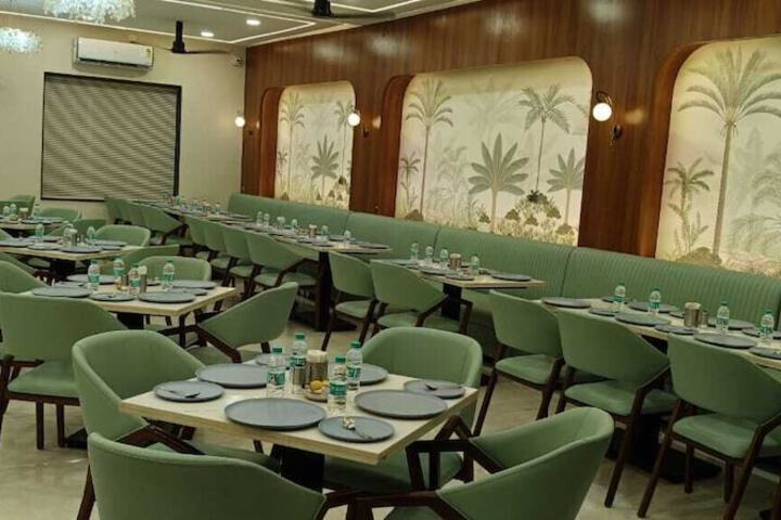 Dining 8 of 15