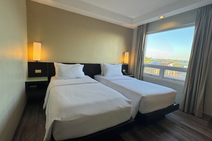 Room 28 of 65
