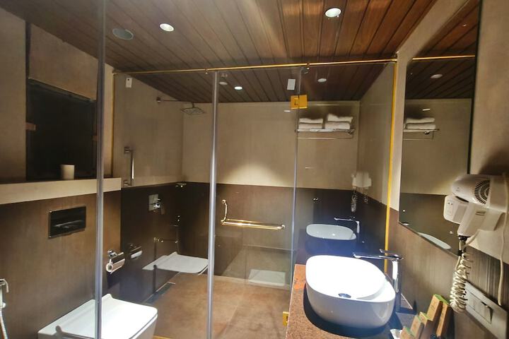 Room 42 of 77
