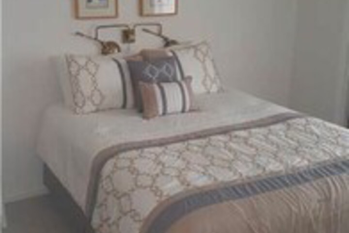 Room 4 of 8