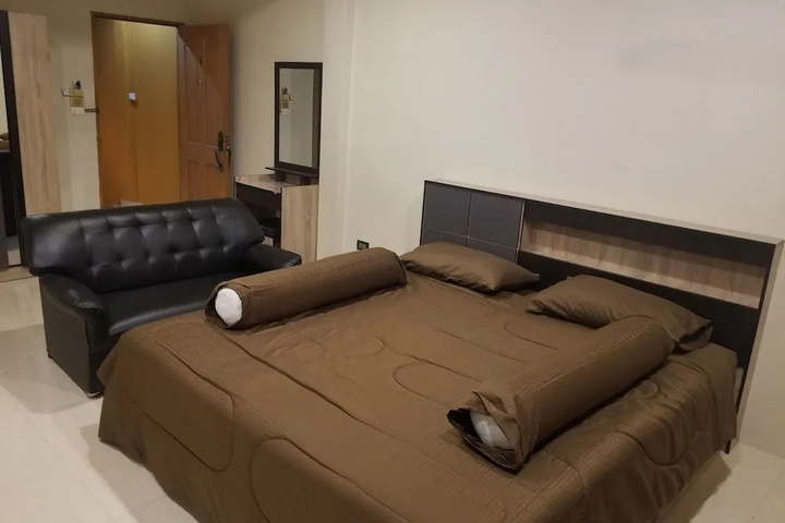 Room 6 of 11