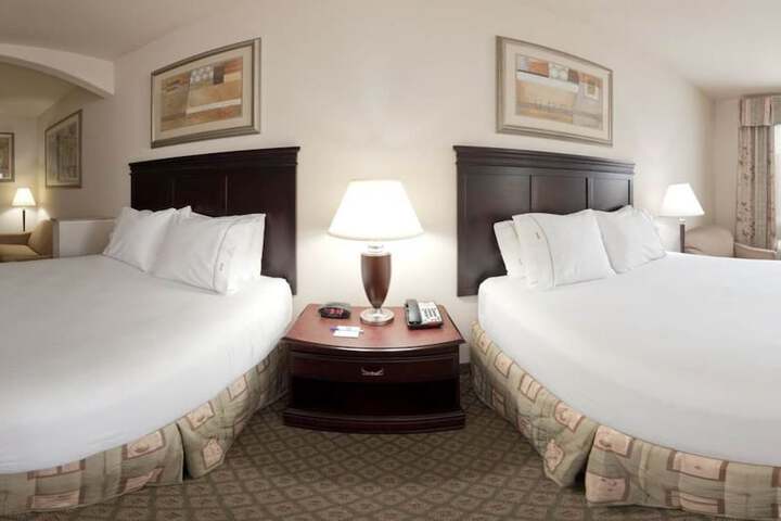 2 Queen Bed Suite Additional Living Area (3 of 7)