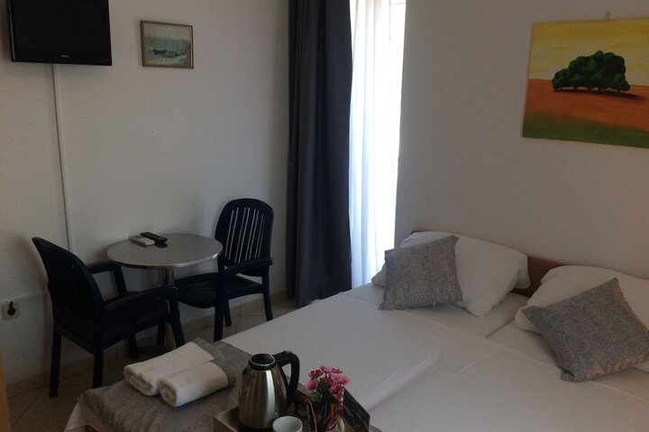 Room 6 of 65
