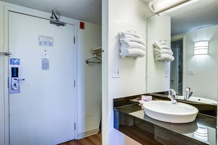 Room 32 of 48