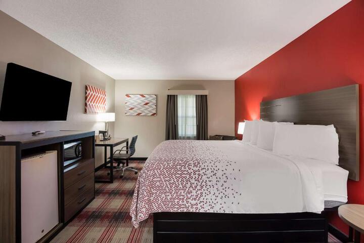 1 Queen Bed