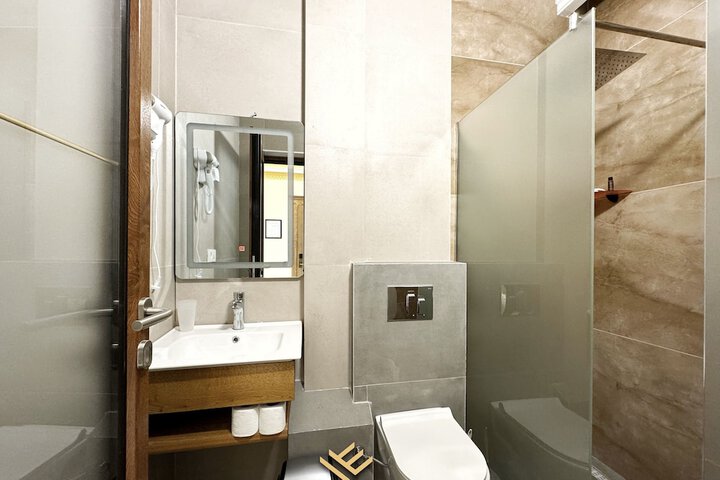 Room 83 of 121