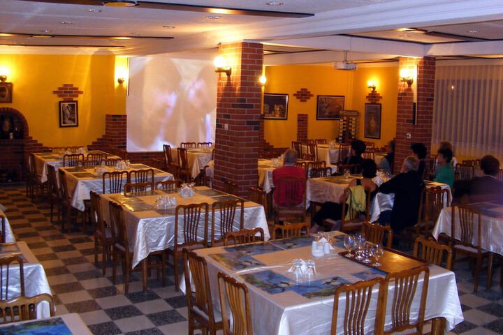 Dining 15 of 44