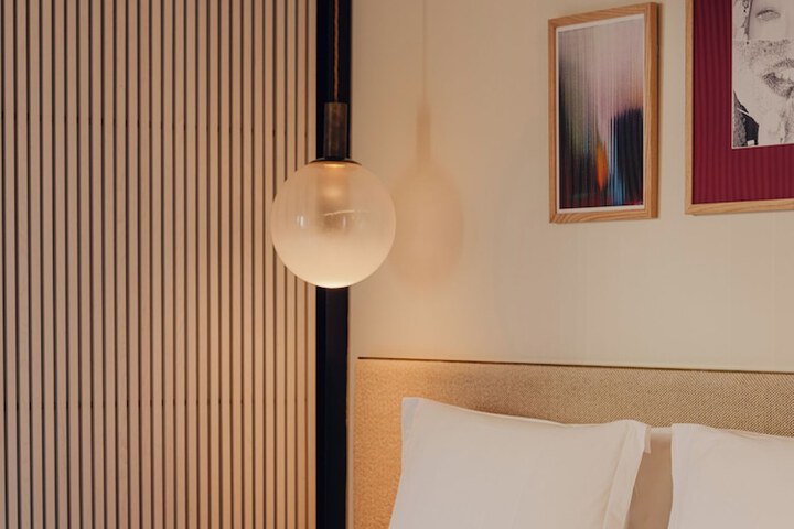 Room 30 of 102