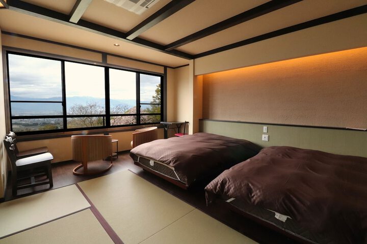 Room 8 of 107