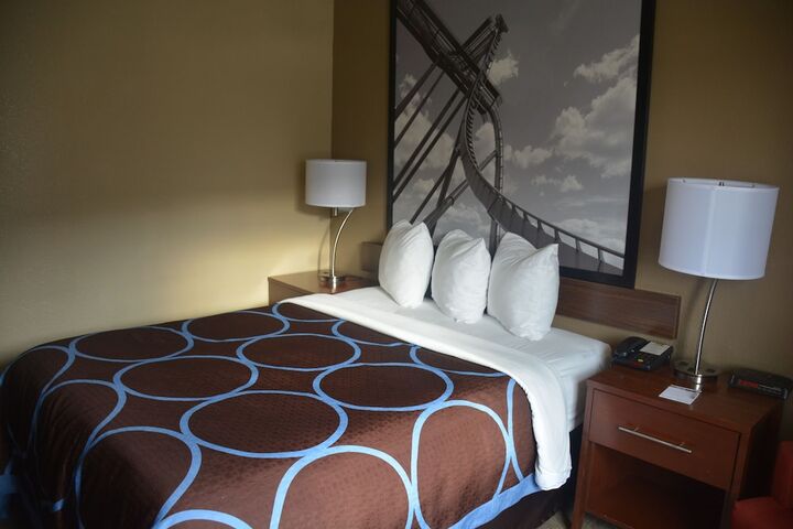 1 Queen Bed (4 of 11)