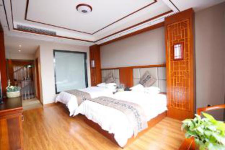 Room 7 of 8