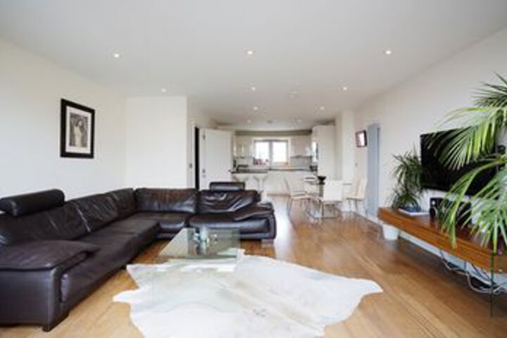 Veeve - Walk To Tower of London 2 Bed on Henriques St, City