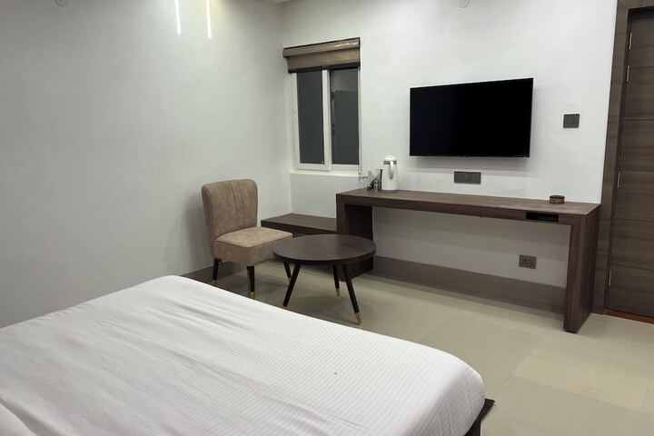 Room 8 of 221