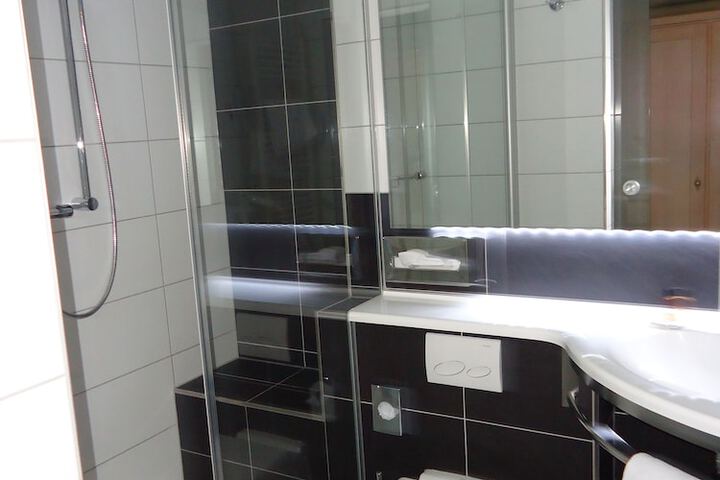 Room 4 of 40