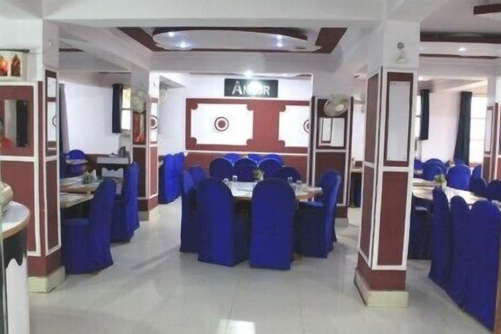 Dining 12 of 18