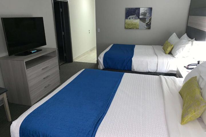 2 Queen Beds Microfridge Full Breakfast (1 of 7)