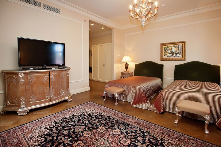 Room 10 of 166