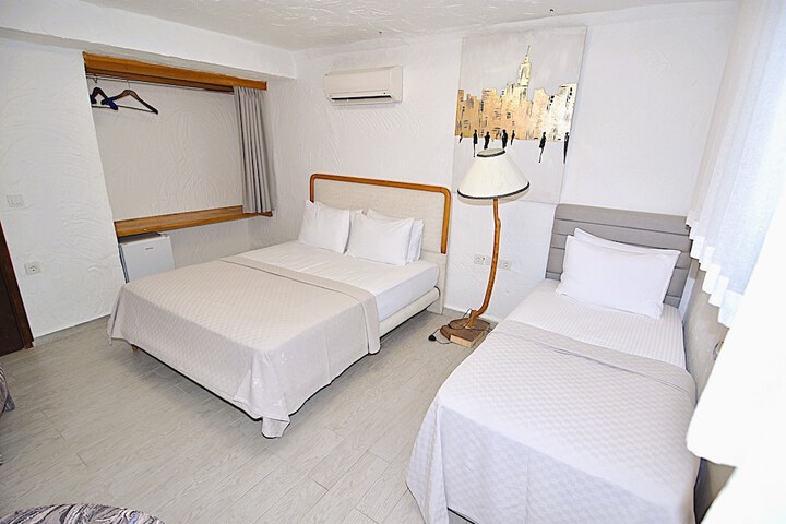 Room 8 of 98