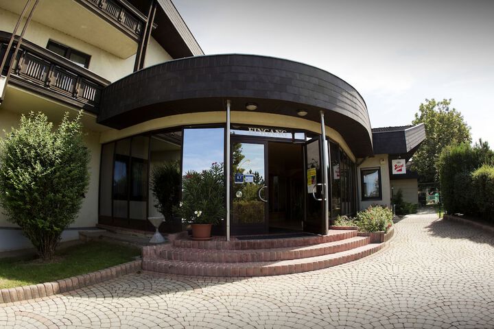 Hotel Exterior 47 of 51
