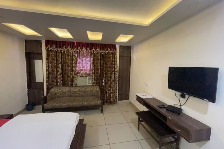 Room 11 of 34