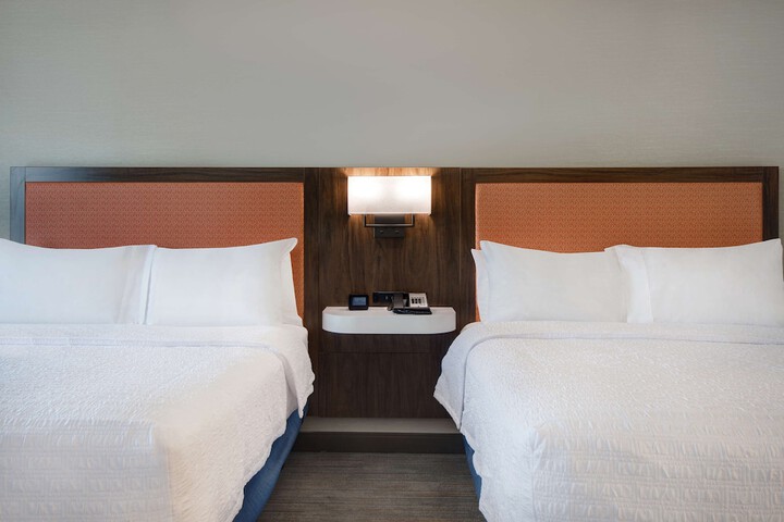 2 Queen Beds (5 of 12)