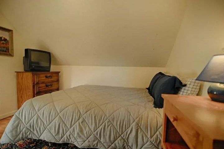 Room 4 of 12