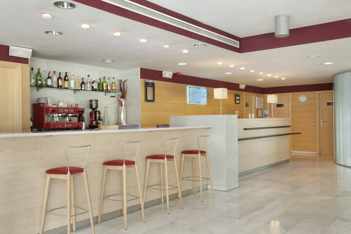 Lounge 15 of 20