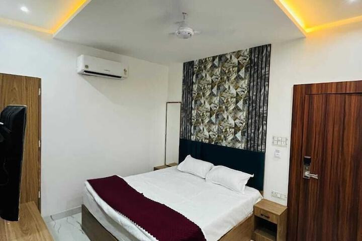 Room 10 of 31