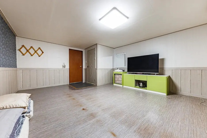 Room 5 of 11