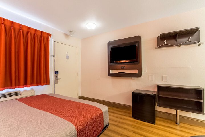 1 Queen Bed (4 of 16)