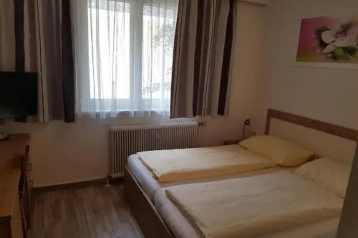 Room 4 of 4