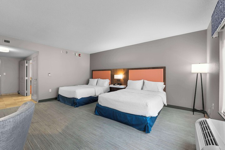 2 Queen Beds (6 of 13)