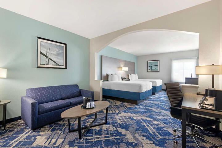 Suite 1 King Bed Sofa Bed Microwave and Refrigerator Full Breakfast (6 of 14)