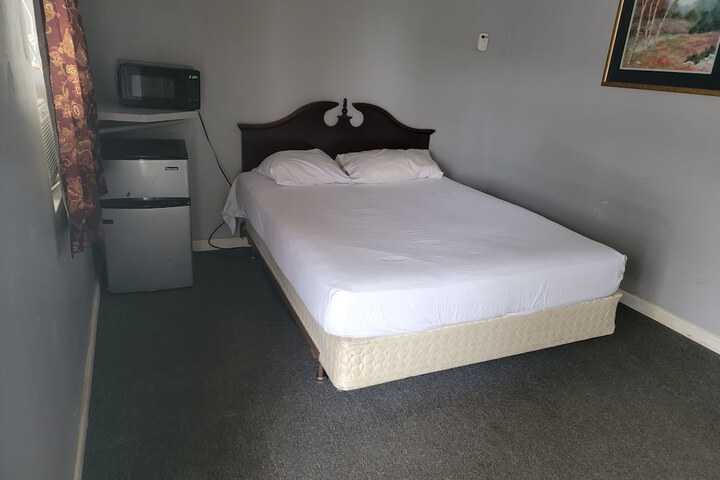 Classic Room 1 Queen Bed (3 of 4)