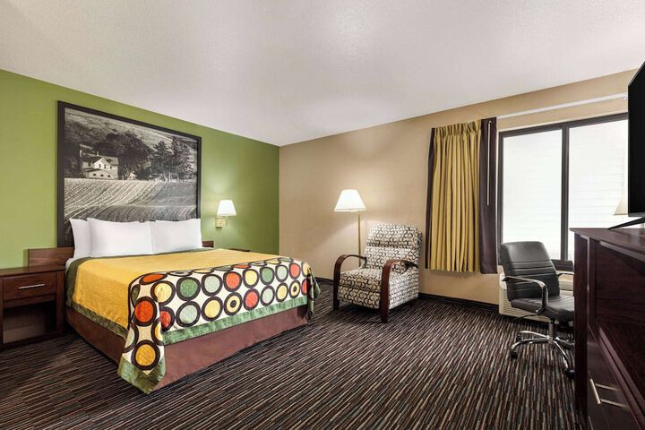 1 Queen Bed (10 of 24)