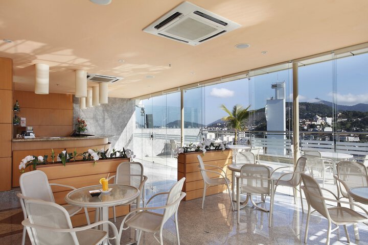 Swim-up bar