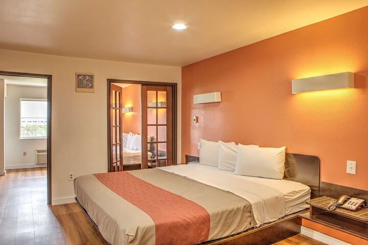 1 King Bed Accessible (7 of 14)