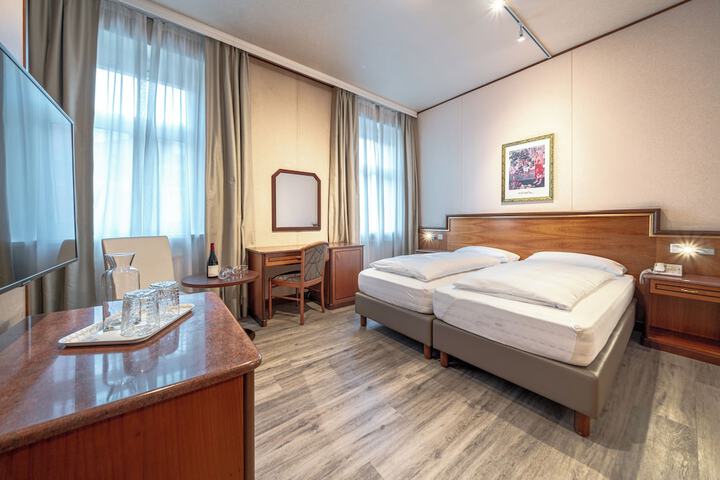 Room 43 of 104