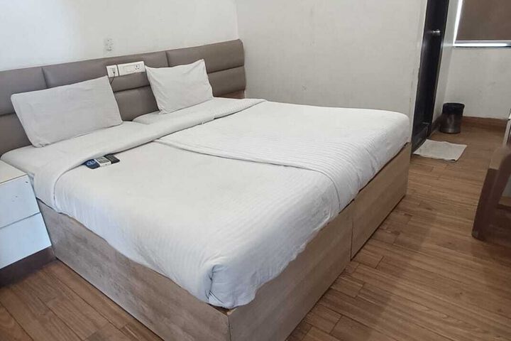 Room 4 of 11
