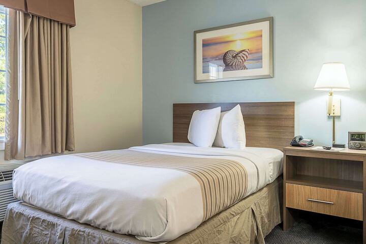 Efficiency Double Bed Accessible (18 of 20)