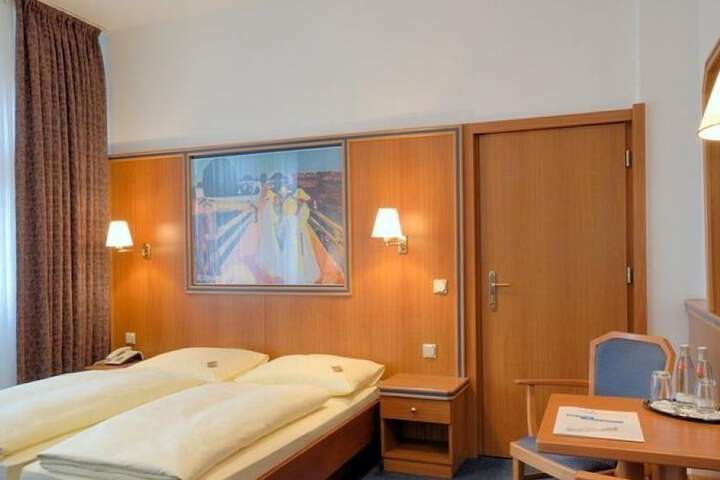 Room 5 of 103