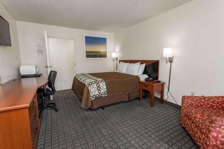 1 Queen Bed Deluxe Mobility Accessible (11 of 14)
