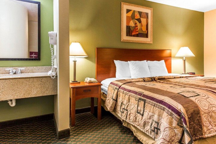 1 Queen Bed Accessible (1 of 12)