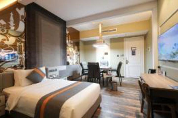 Room 16 of 18